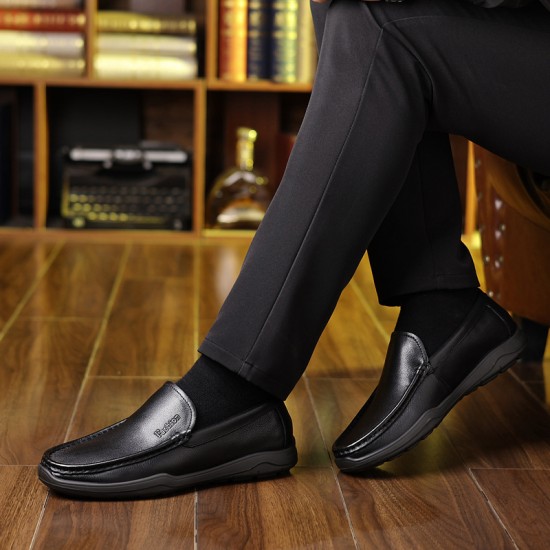 New men's leather shoes, top-grain cowhide slip-on shoes for middle-aged and elderly dads, genuine leather casual moccasins with soft soles and soft surfaces.