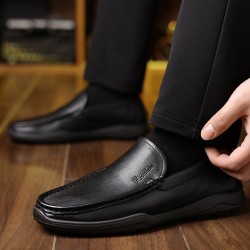 New men's leather shoes, top-grain cowhide slip-on shoes for middle-aged and elderly dads, genuine leather casual moccasins with soft soles and soft surfaces.